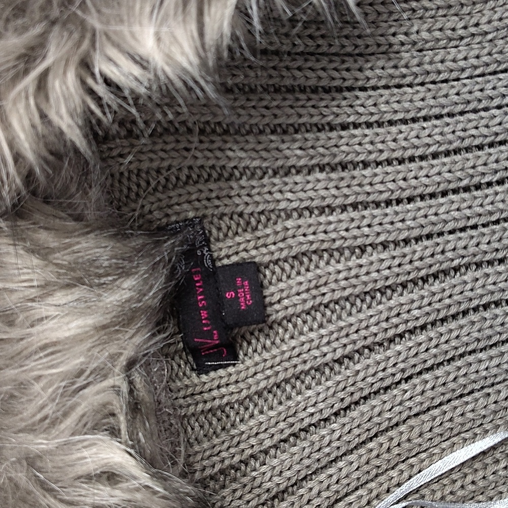 Ladies Fur Vest,  Size Small,  Ladies Jackets and Winter Wear - Picture 6 of 7